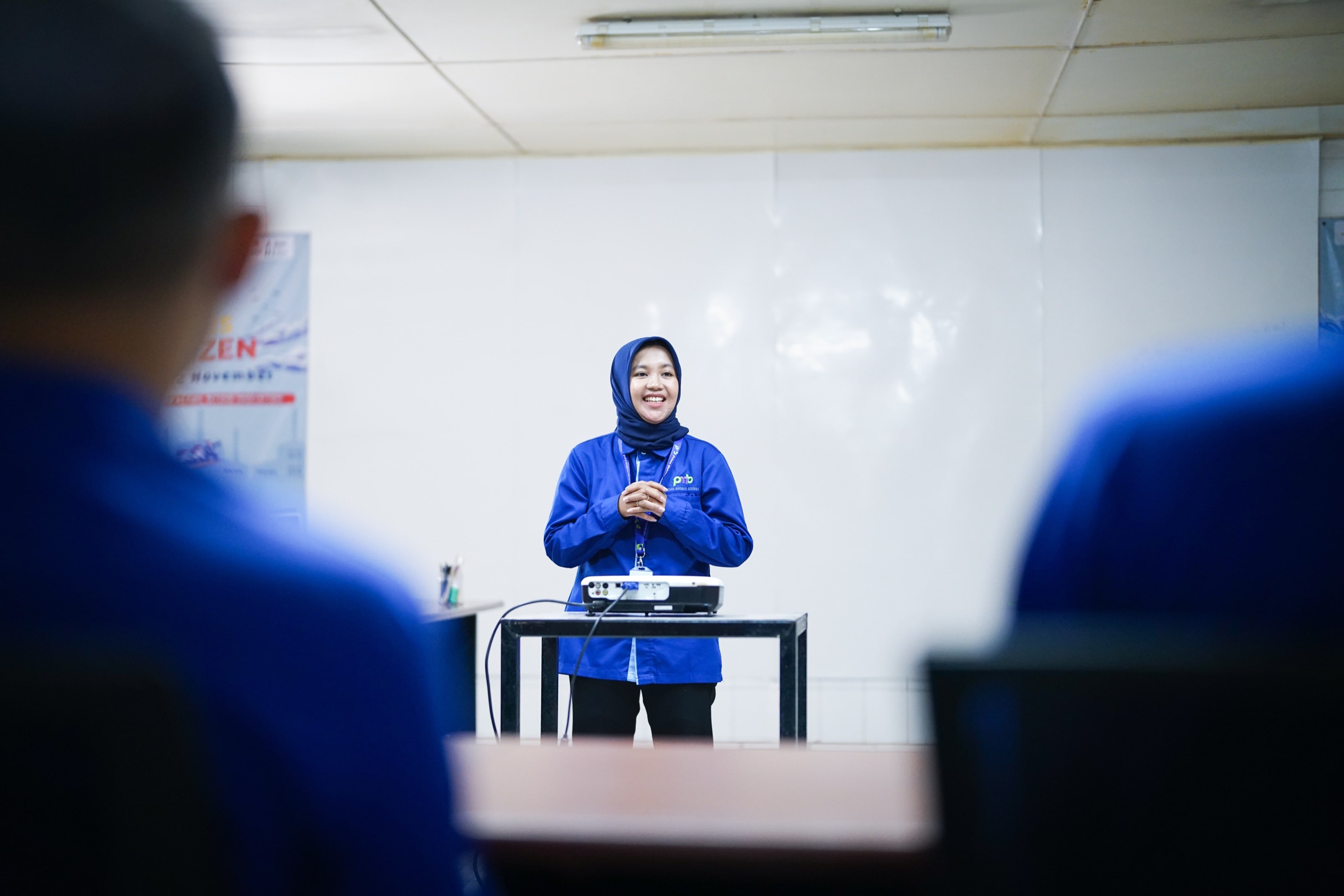 Staf PMB memberikan paparan kepada peserta di ruang pelatihan